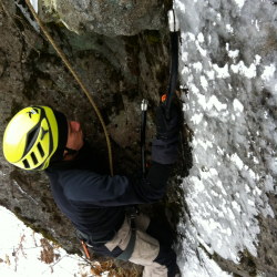 Valter sperimenta il dry tooling Cascate di ghiaccio