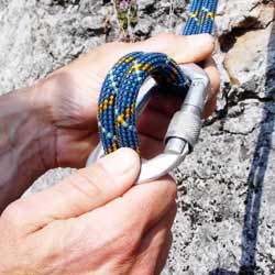 freno moschettone: infilare la corda doppia freno moschettone: infilare la corda doppia