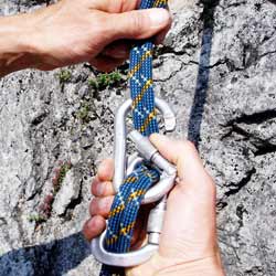 infilare la corda nel secondo moschettone freno moschettone: infilare la corda