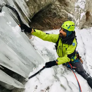 tecnica corretta di posizionamento delle picozze su cascata di ghiaccio Corso di cascate di ghiaccio