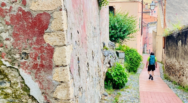 Attraverso Finalborgo, verso la prossima parete da scalare arrampicare a Finale Ligure