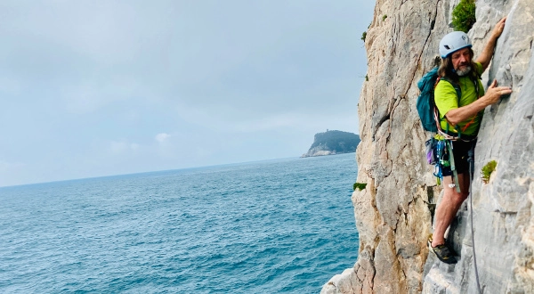 lungo l'incredibile traverso di in scio bolesomme, tiro 5 di 14 arrampicare a Finale Ligure