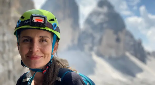 Casco e luce frontale per entrare nelle gallerie della via ferrata Innerkofler via ferrata Innerkofler al monte Paterno