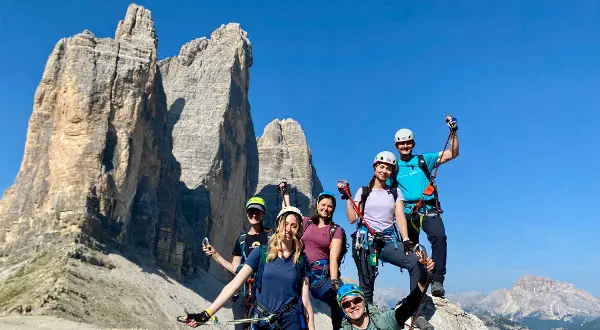 Pronti per la via ferrata Innerkofler! Alpinisti con imbrago, dissipatori, casco, pronti per fare la via ferrata Innerkofler